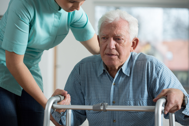 خدمة العلاج الطبيعي لكبار السن ومشكلات التوازن في المنزل