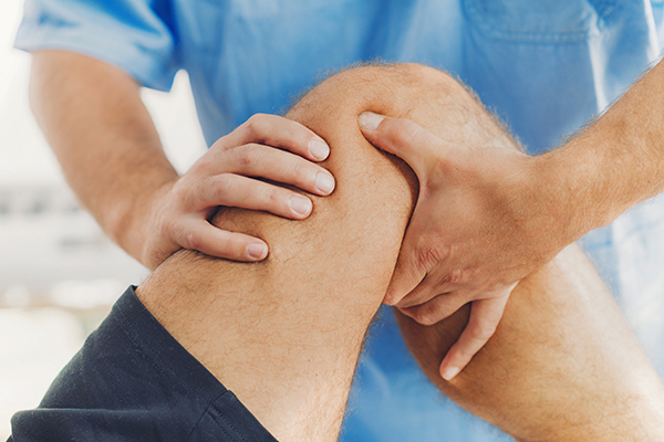 علاج ألم الركبة المفاجئ
