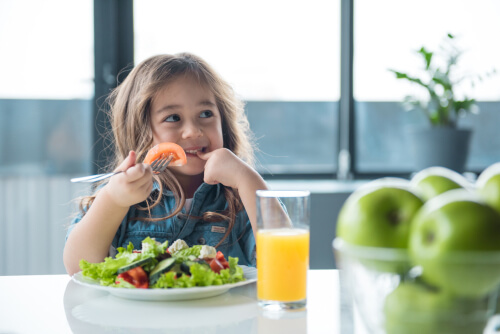 ما الأطعمة التي يحتاجها طفلك لينمو بشكل سليم؟